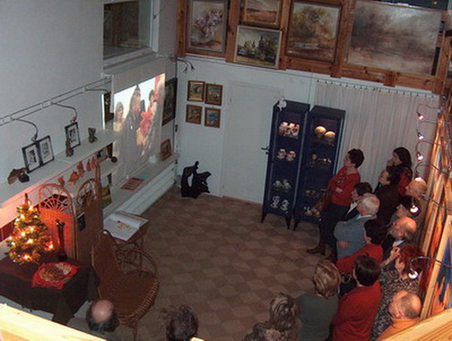 Projekcja filmu z wystawy w Galeri Wieża Ciśnień, pierwszy pokaz filmu w historii Galerii