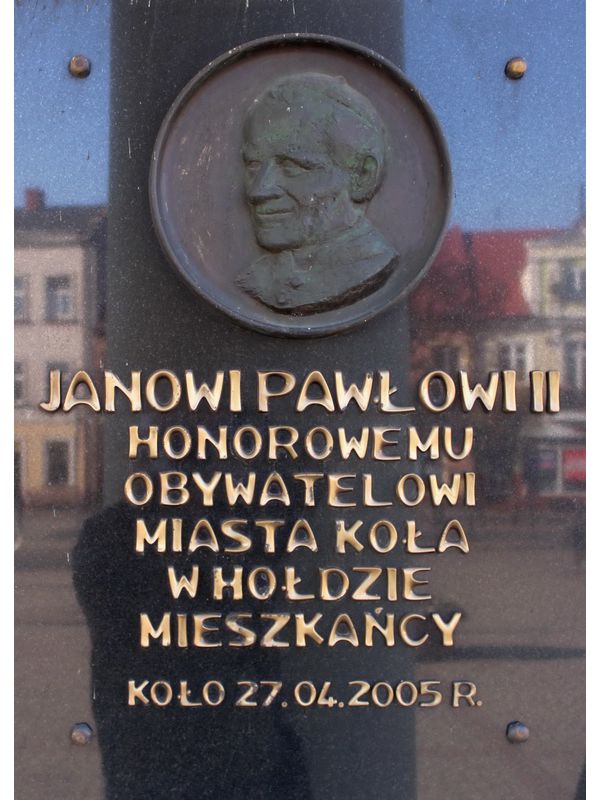 <br>
Tablica pamiętniająca Papieża Jana Pawła II<br>
Ratusz Miejski<br>
KOŁO, ul. Stary Rynek 1<br>
<br>
Data odsłonięcia: kwiecień 2005 r.