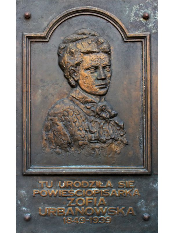 <br>
Tablica upamiętniająca miejsce urodzenia powieściopisarki Zofii Urbanowskiej<br>
Dom Kultury<br>
KOWALEWEK<br>
<br>
